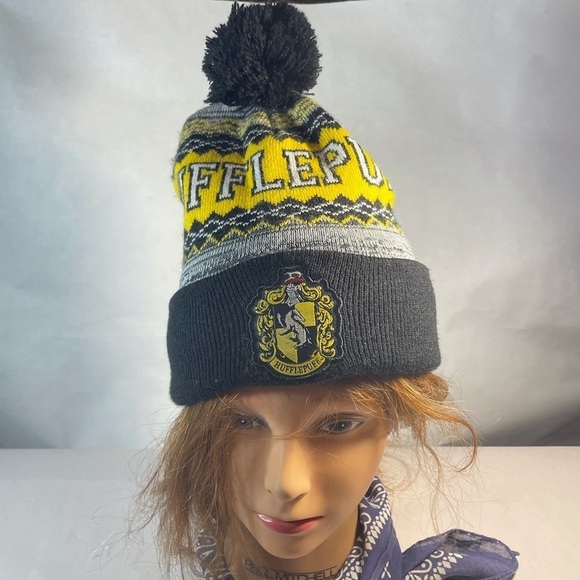 Harry Potter Hufflepuff Logo Crest Knit Cuff Pom Beanie Hat Cap Adult One size - Picture 2 of 7